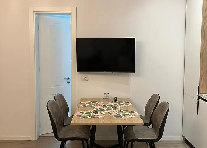 아파트 Oasis With Garage, Shkembi I Kavajes, 200 M From The Durrës