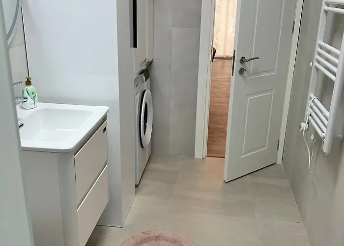 아파트 Oasis With Garage, Shkembi I Kavajes, 200 M From The Durrës
